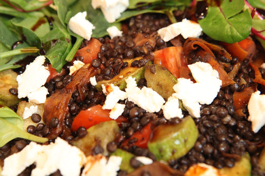 Melnās lēcas ar ābolu sīrupu.